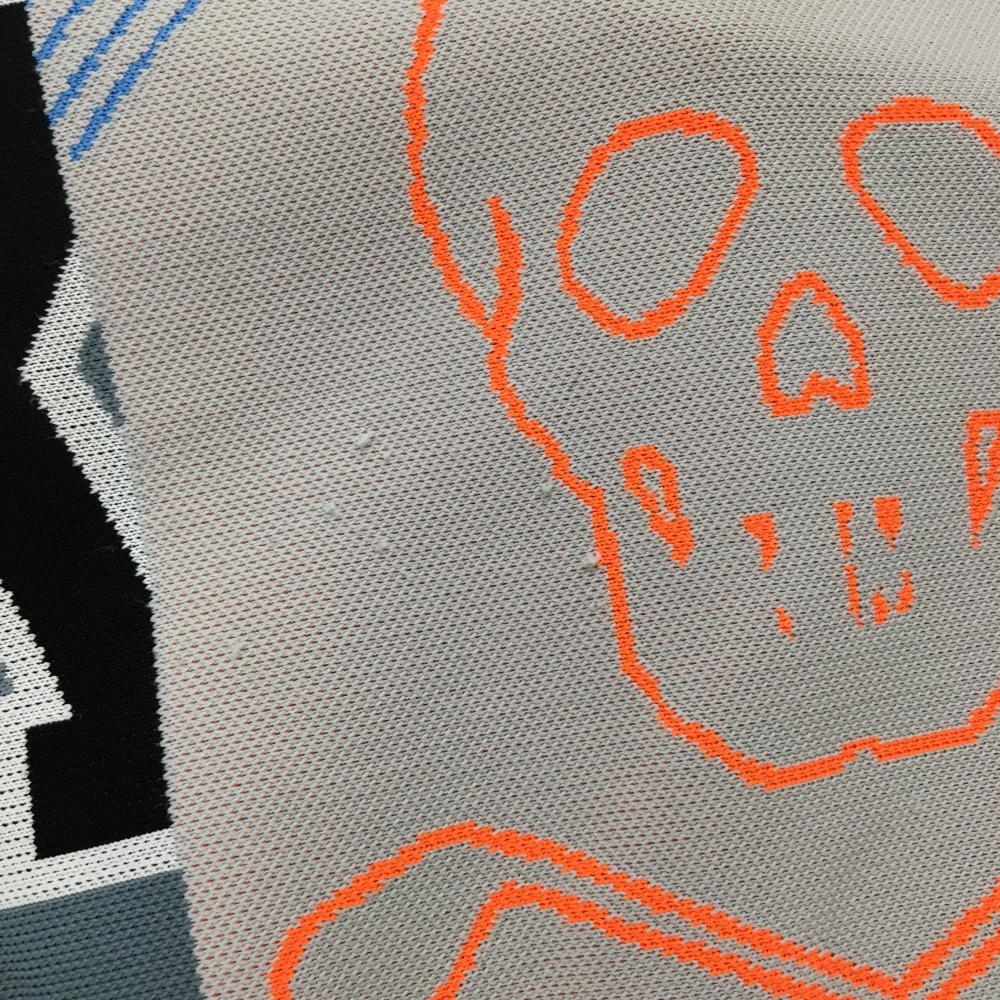 マークアンドロナ 異素材ニットベスト グレー系×黒×蛍光オレンジ