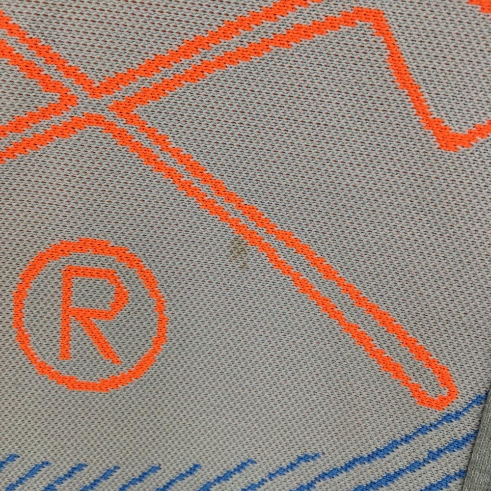 マークアンドロナ 異素材ニットベスト グレー系×黒×蛍光オレンジ