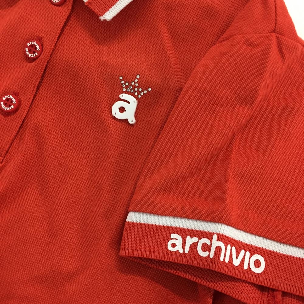 アルチビオ　archivio ホワイトポロシャツ 赤い襟 レディース新品未使用 美品】アルチビオ 半袖ポロシャツ レッド×白 袖ロゴ 襟ライン