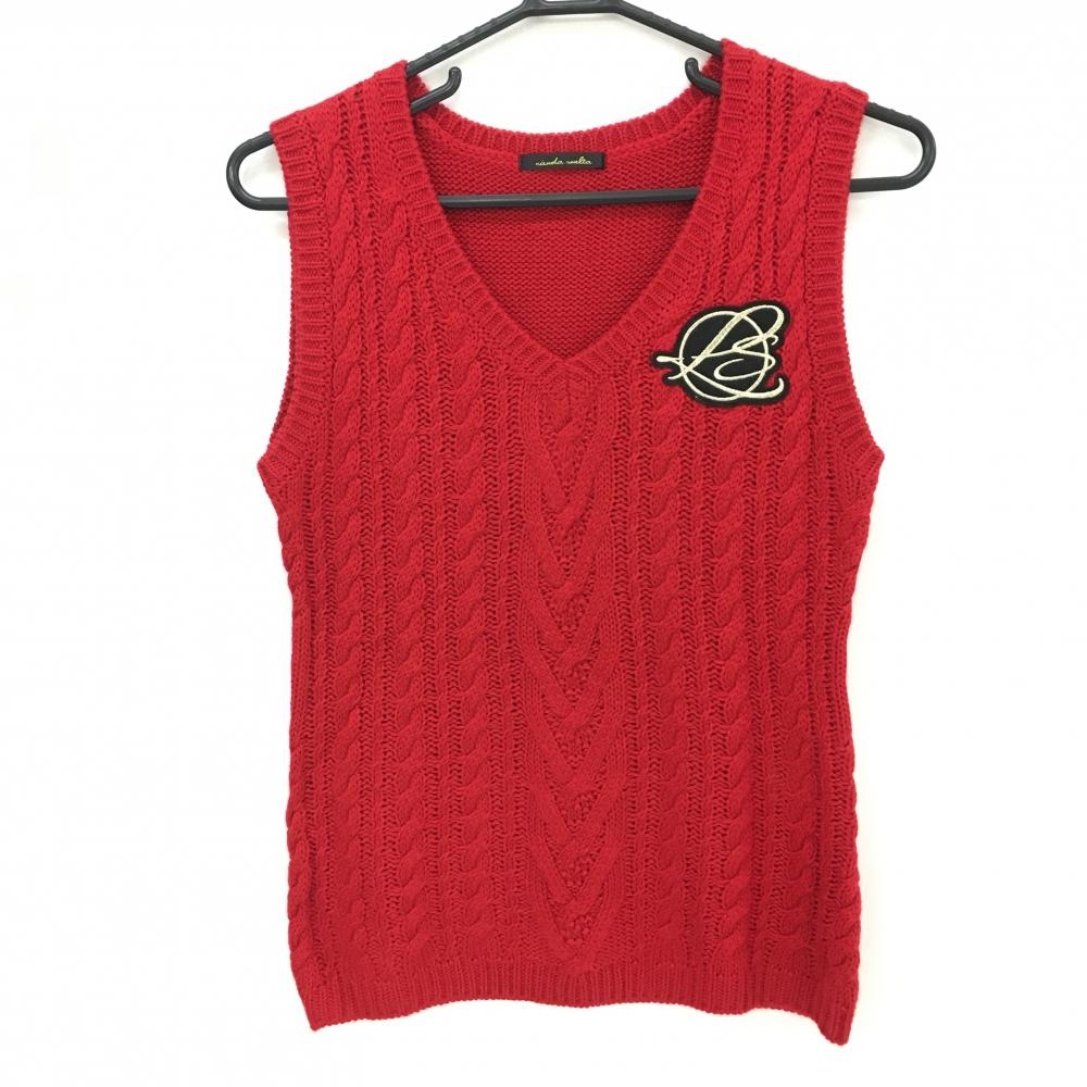 【超美品】リエンダスエルタ ニットベスト レッド ケーブル編み ロゴワッペン Vネック ウール混 レディース M ゴルフウェア rienda suelta