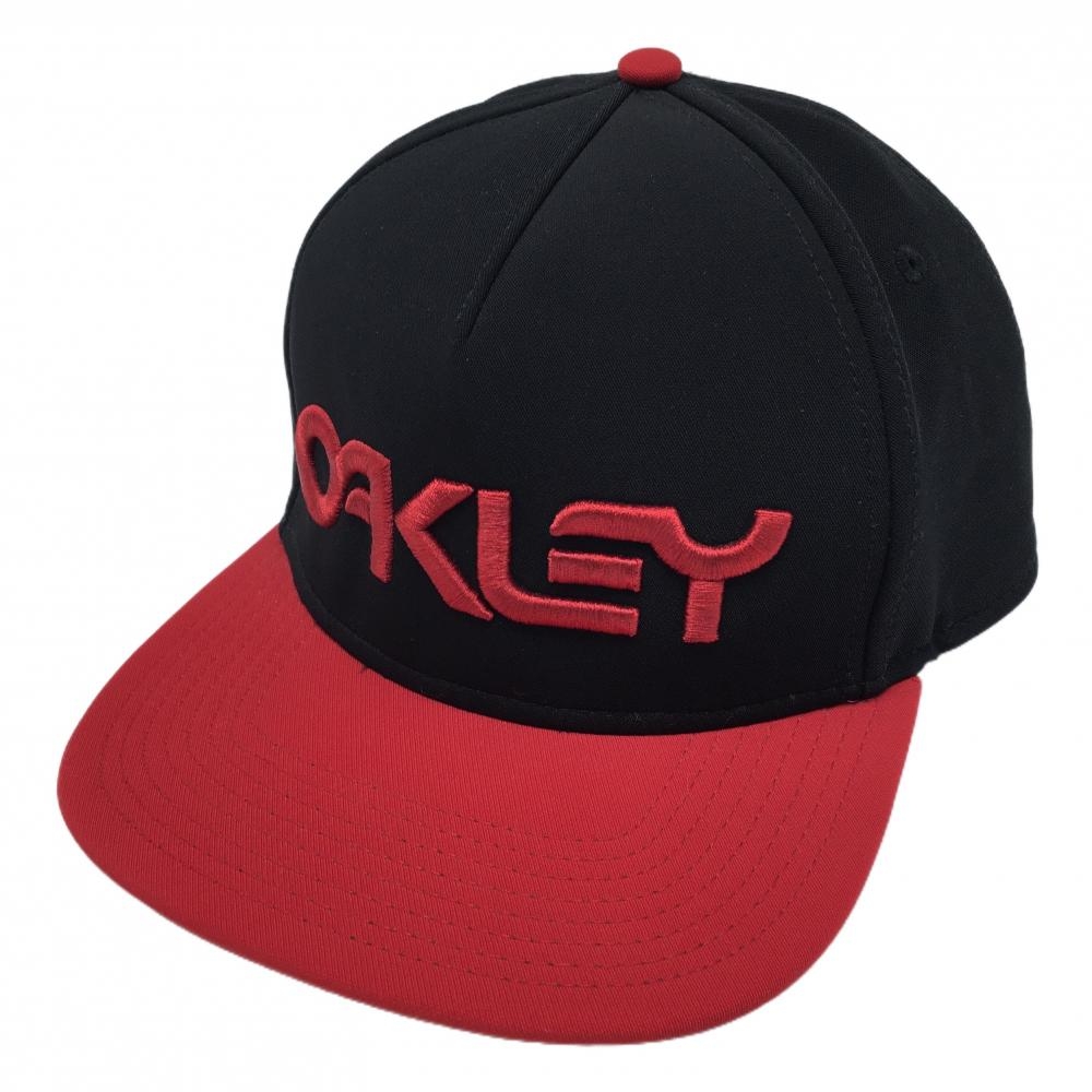 【美品】オークリー フラットキャップ 黒×レッド 立体ロゴ  ゴルフウェア Oakley