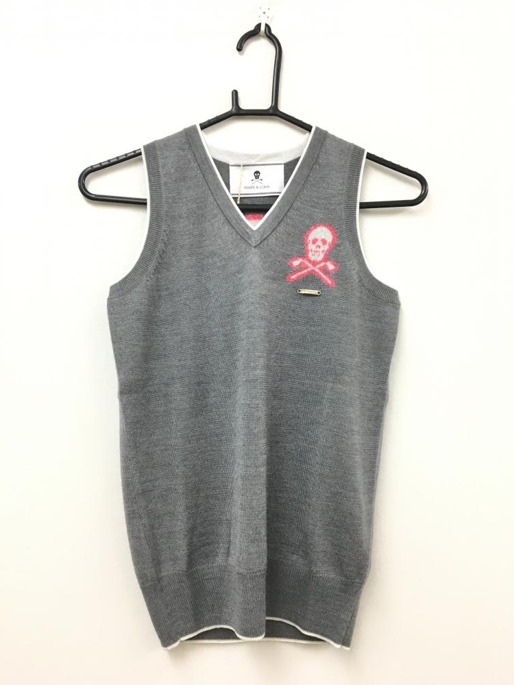 マークアンドロナ ニットベスト グレー×ピンク スカル - ゴルフウェア  