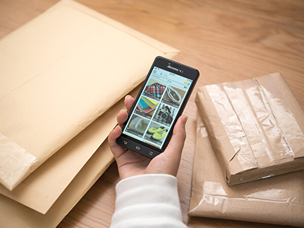 スマホに映るフリーマーケットのアプリ