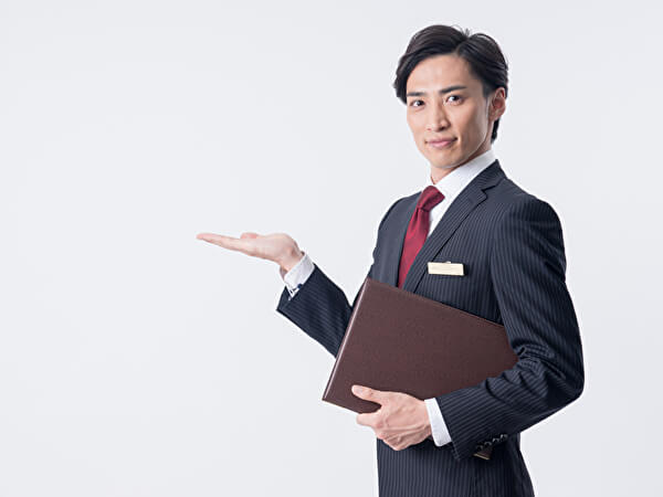 スーツを着た男性