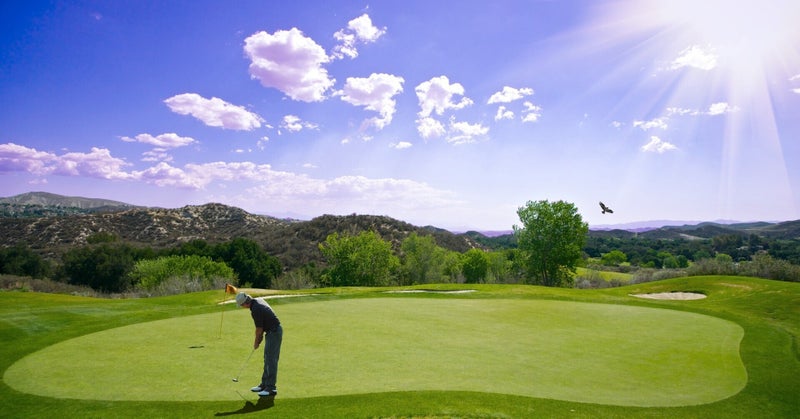 快晴でゴルフをする様子