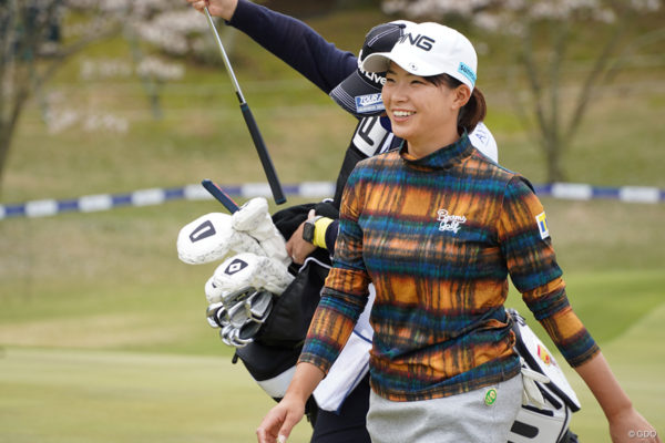 ビームスゴルフのゴルフウェアを着た渋野日向子プロ