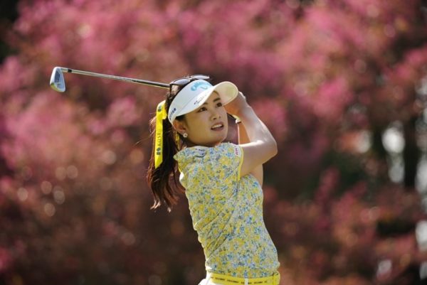 キャロウェイアパレルのゴルフウェア を着た河本結プロ