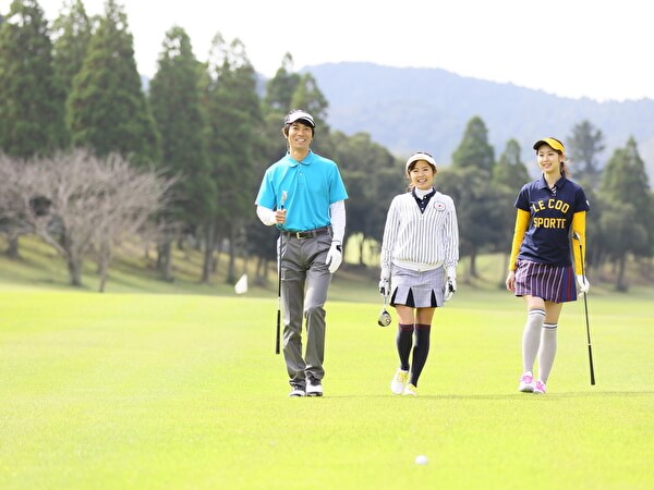 男女グループでゴルフ