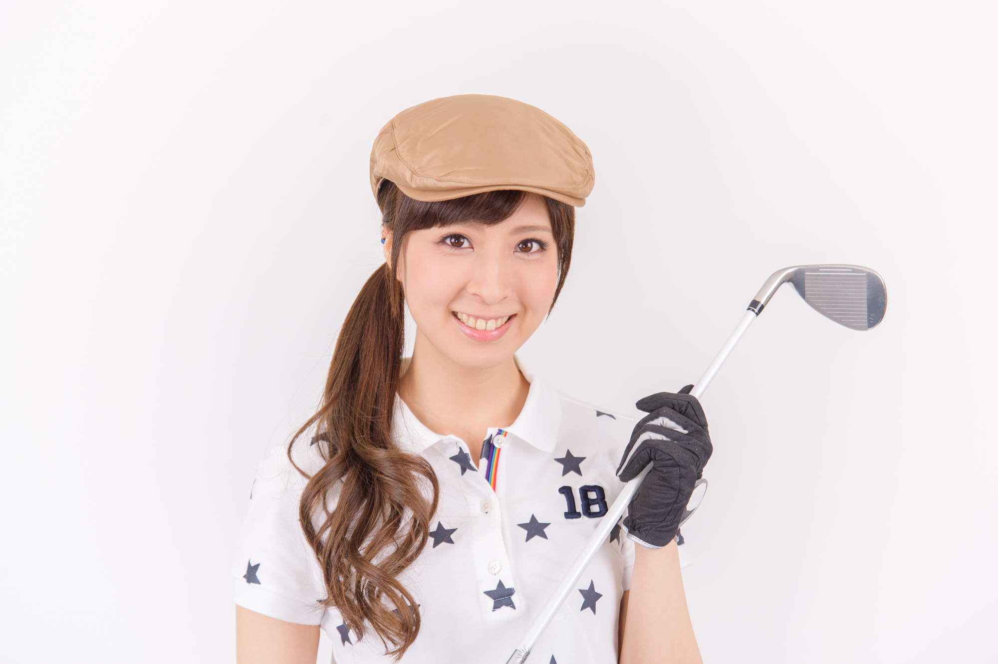 ゴルフウェアを着る女性