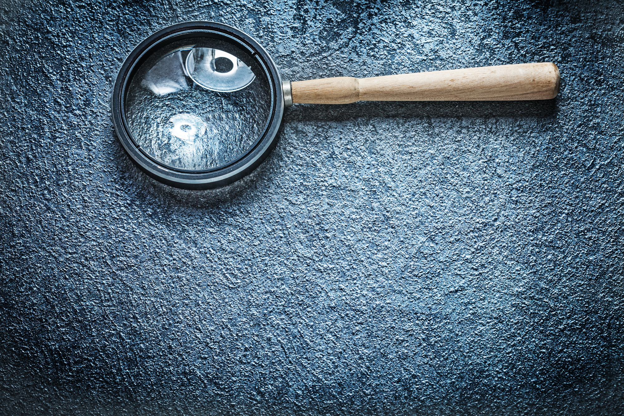 虫眼鏡で注視する様子