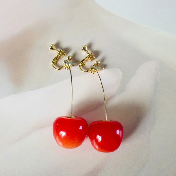 本物そっくりさくらんぼのイヤリング