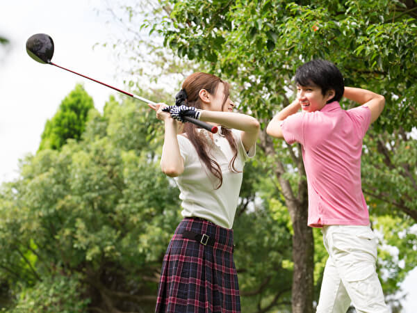 スイングの指導を受ける女性