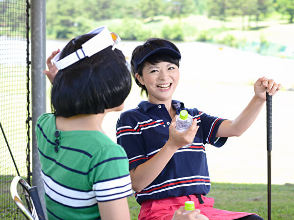ゴルフ場で会話をする女性たち