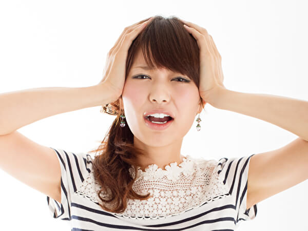 頭を抱える女性