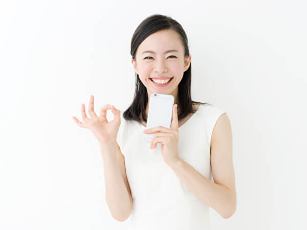 スマホを片手に持つ女性