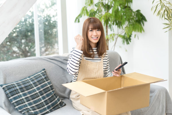 宅配買取に出す女性