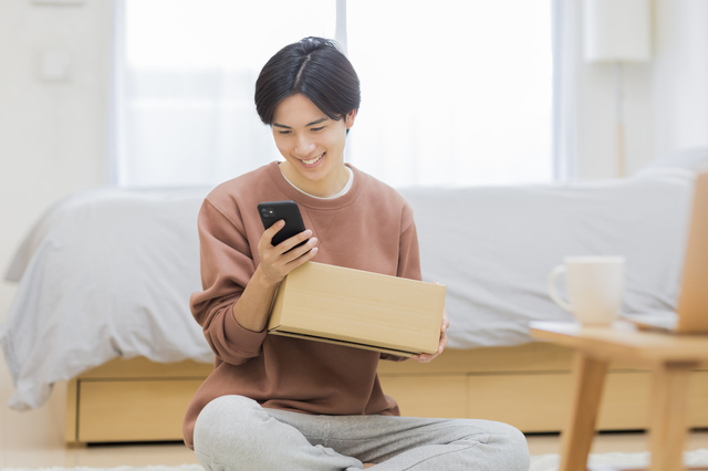 宅配買取に出す男性