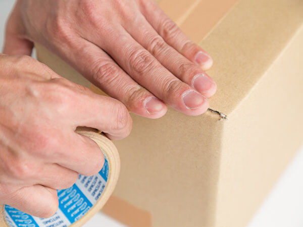 ダンボールにガムテープを貼る