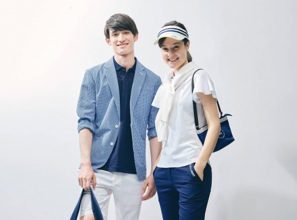 キャロウェイのゴルフウェアを着た男女カップル