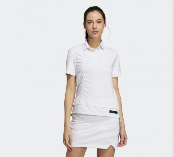 アディダスゴルフのウェアを着ている女性ゴルファー