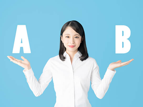 AかBか選択する女性