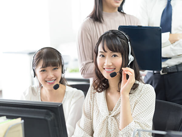 コールセンターで受電する女性