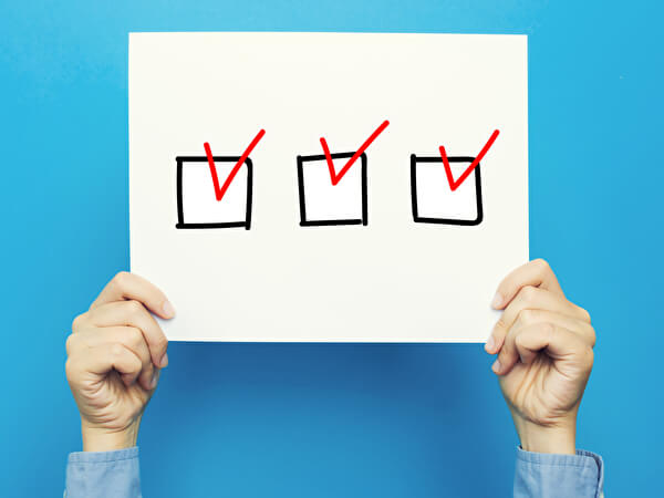 チェックリストを掲げている人