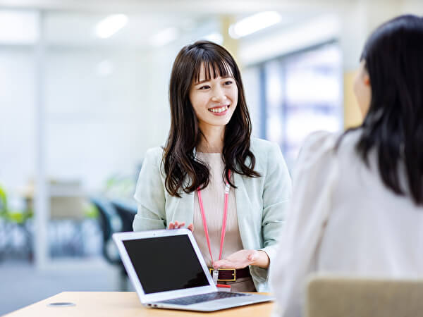 接客している女性の画像