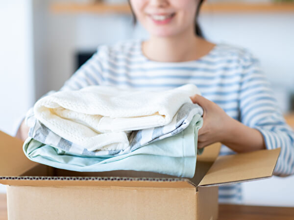 梱包する女性 画像