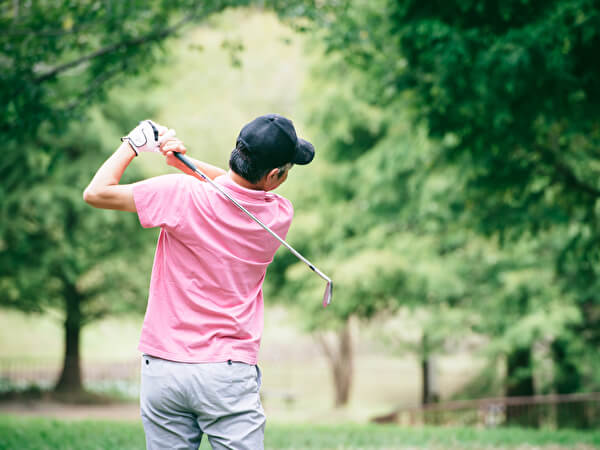 スイングをする男性ゴルファー
