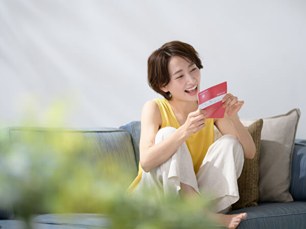 通帳を確認する女性