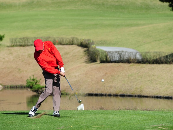 ゴルフをする男性