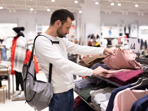 ゴルフウェアを選ぶ男性