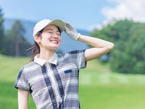 帽子をかぶっている女性ゴルファー