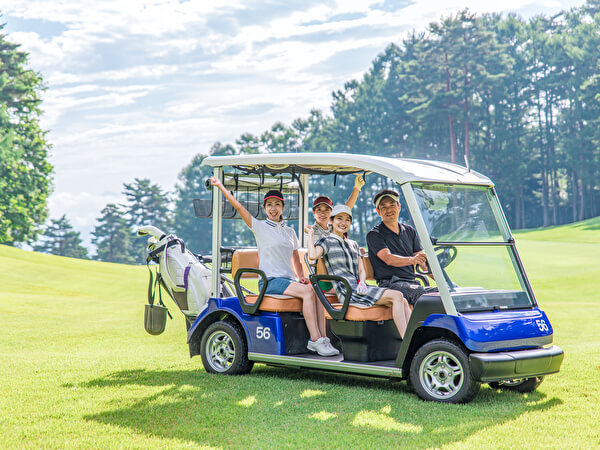 ゴルフカートに乗った男女グループ