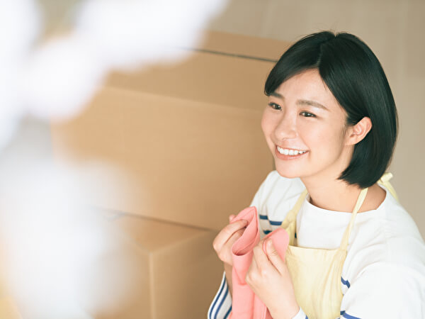 衣替えをする女性