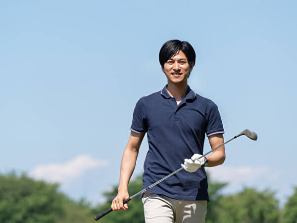 ネイビーの服を着た男性ゴルファー