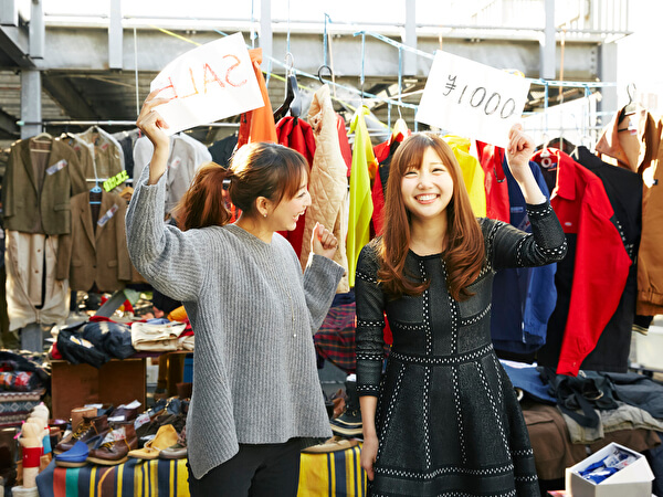 フリマを楽しむ女性