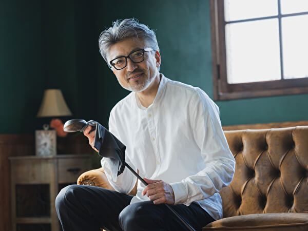 ゴルフクラブを磨く男性