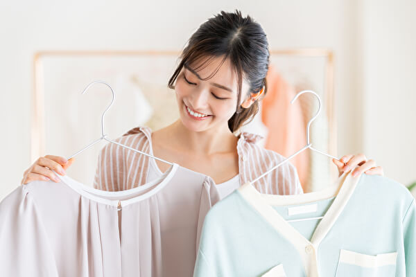 服を選ぶ女性