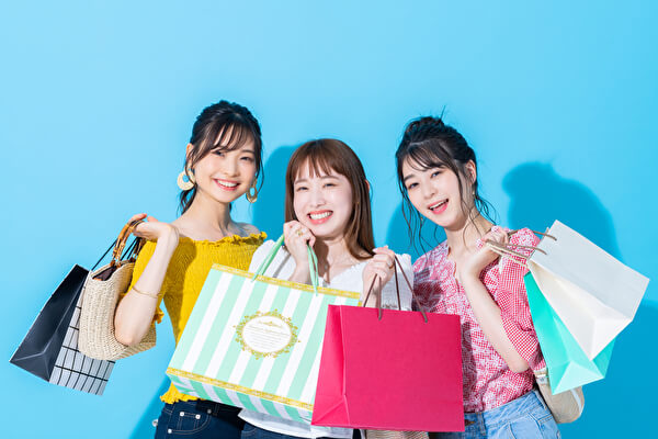 買い物袋を持つ女性グループ