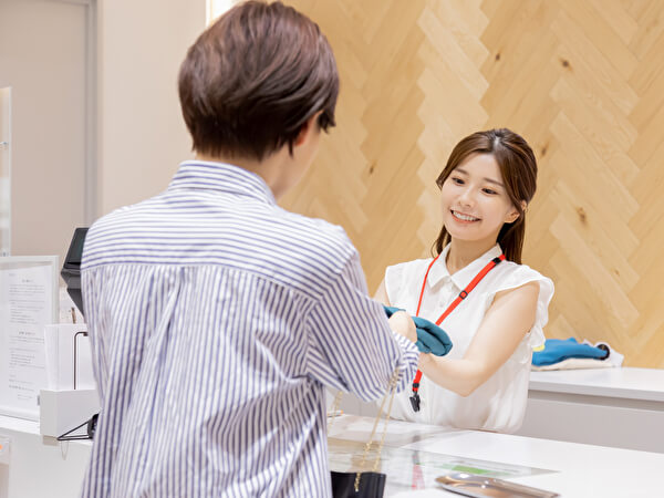 接客をする女性