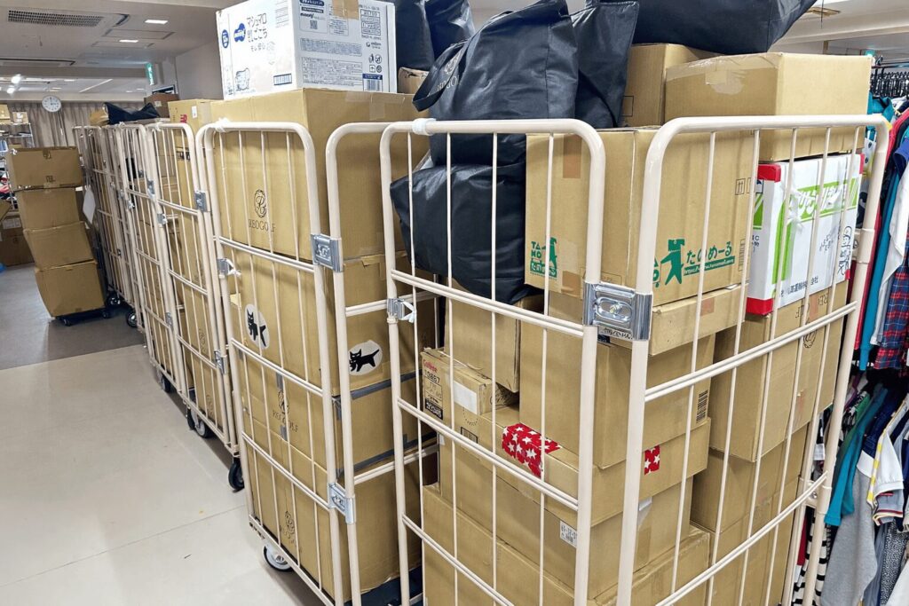 全国からゴルフウェアが到着写真