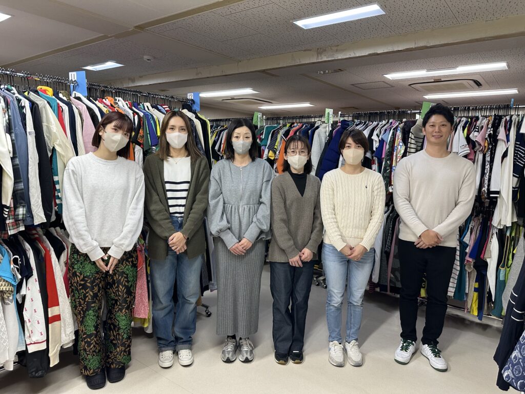 社員６人が並ぶ写真